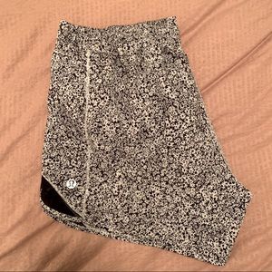Lululemon Hotty Hot Shorts Long in Daisy Print